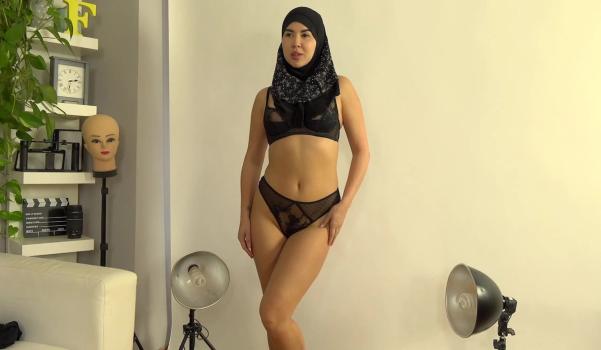 Lady Dee Bitch in hijab wants some photos from horny photographer